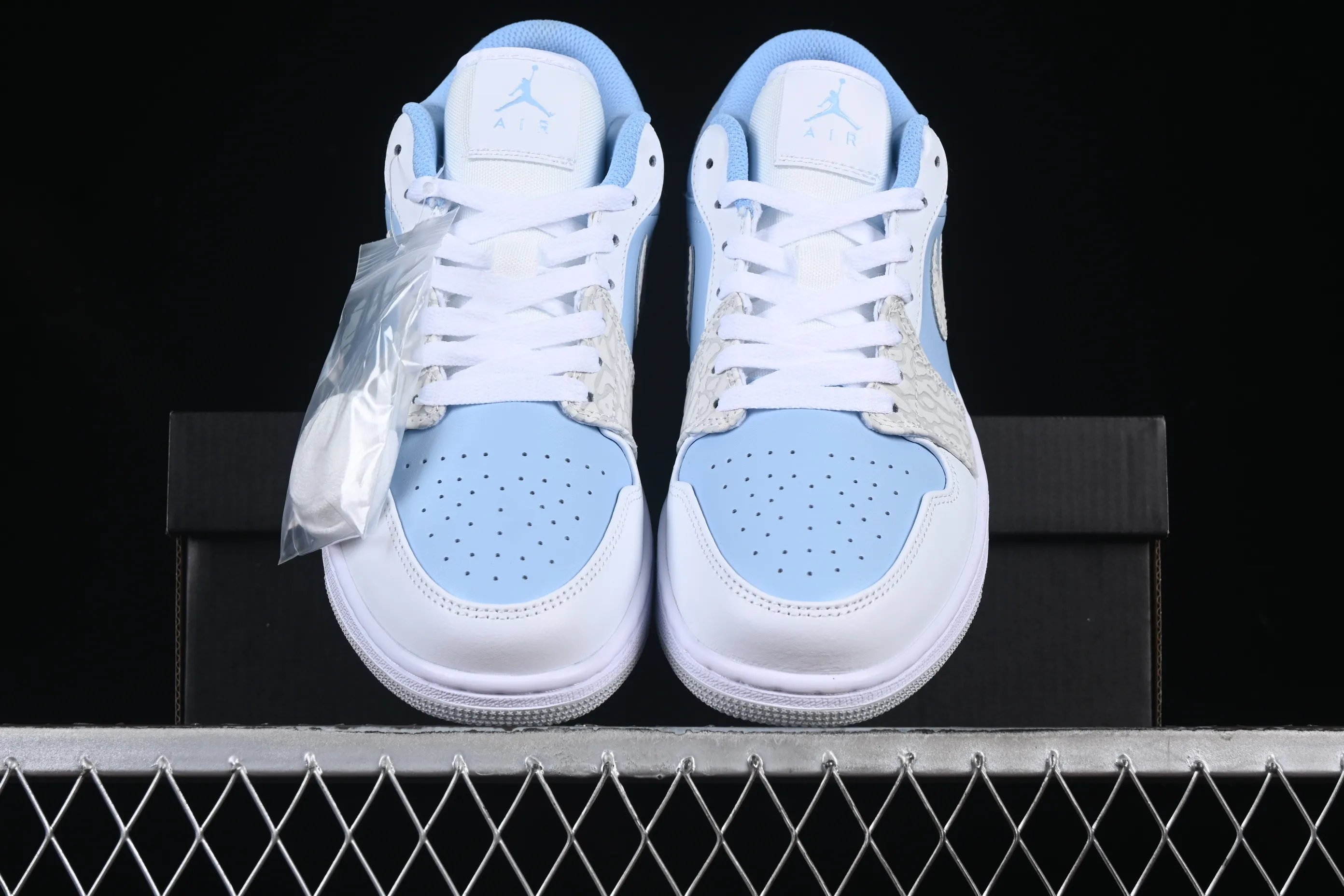 All categories Air Jordan Jordan series basketball shoes Air Jordan 1 Low Air Jordan 1 Low "True Blue" AJ1 Joe 1 burst white and blue color low-top basketball shoes IB7692-400
